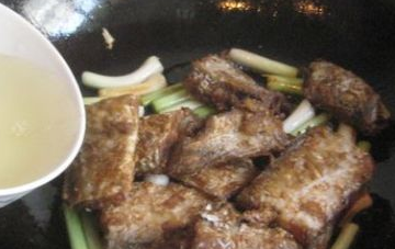 青蒜烩带鱼的做法