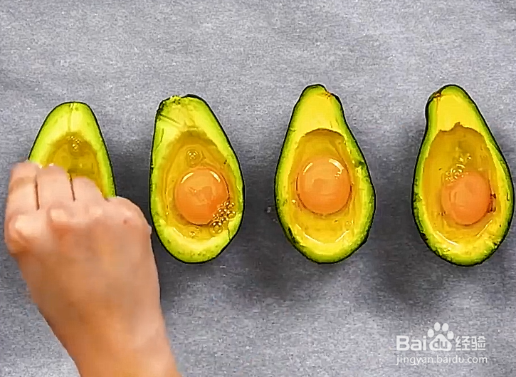 如何自制牛油果蛋黄派呢?