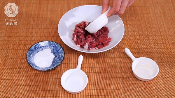 胡萝卜炒牛肉丝－迷迭香