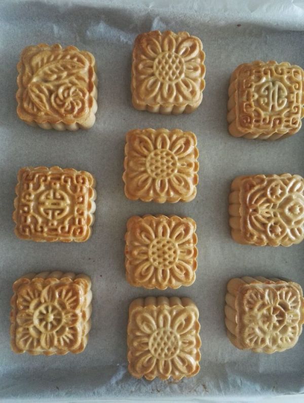 传统广式蛋黄月饼