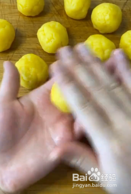 如何制作奶黄包？