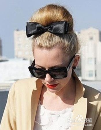 “女强人”也要轻松一刻发型,蝴蝶结很不错