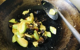 西葫芦炒木耳的做法