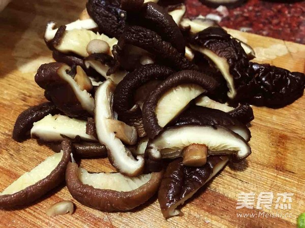香菇腊味麻鸡焖饭