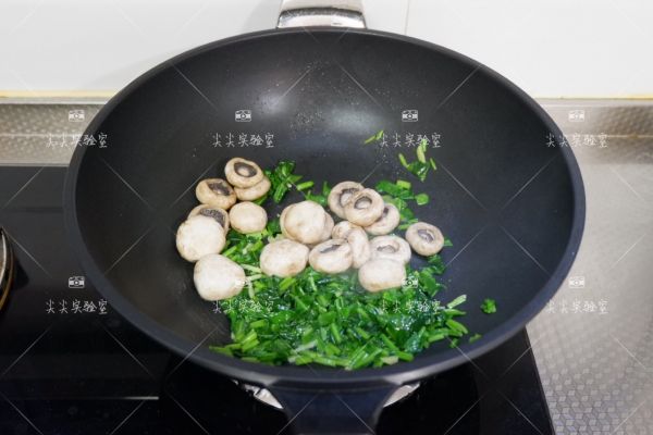 开洋菠菜烩口蘑