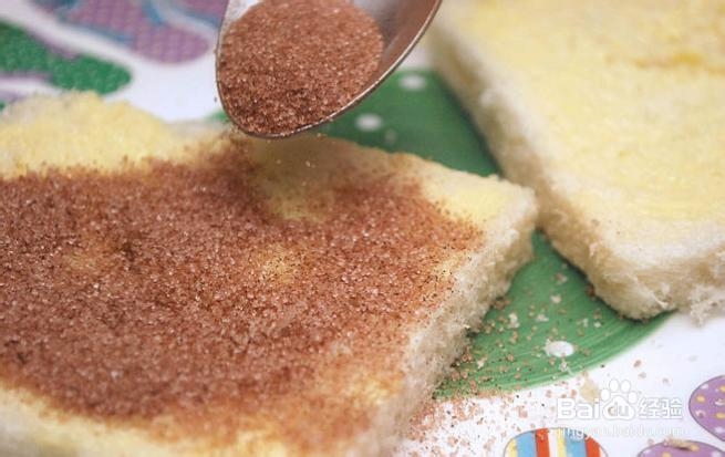 用切片面包制作肉桂卷