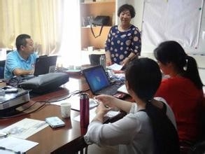 在翻转课堂教学中，教师应该如何进行行动研究？