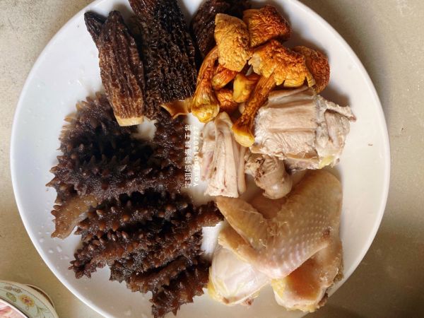 羊肚菌姬松茸海参鸡汤