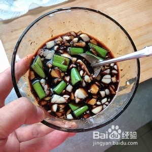 如何制作蒜香烤排骨
