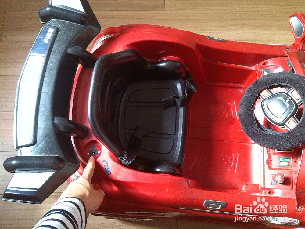 儿童电动四轮车坏了怎么维修：[3]充电线测量