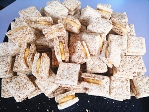 咸蛋肉松方块酥