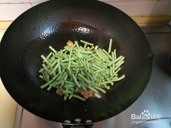 如何制作回锅肉炒长豆角