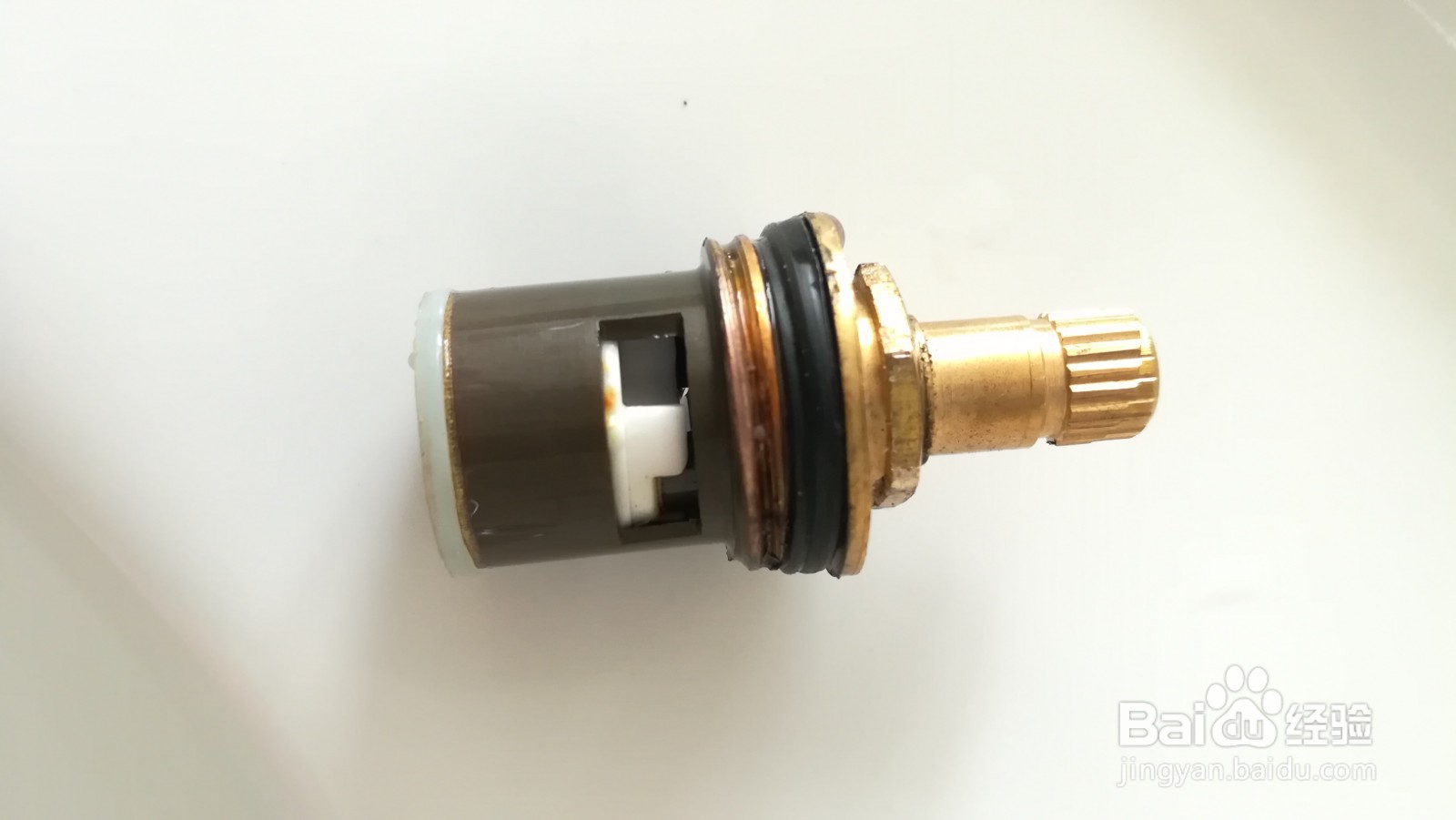 一根橡皮筋可解决水龙头滴水问题