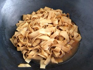 豆皮炒韭菜怎么做？家常做法详细教程图解~