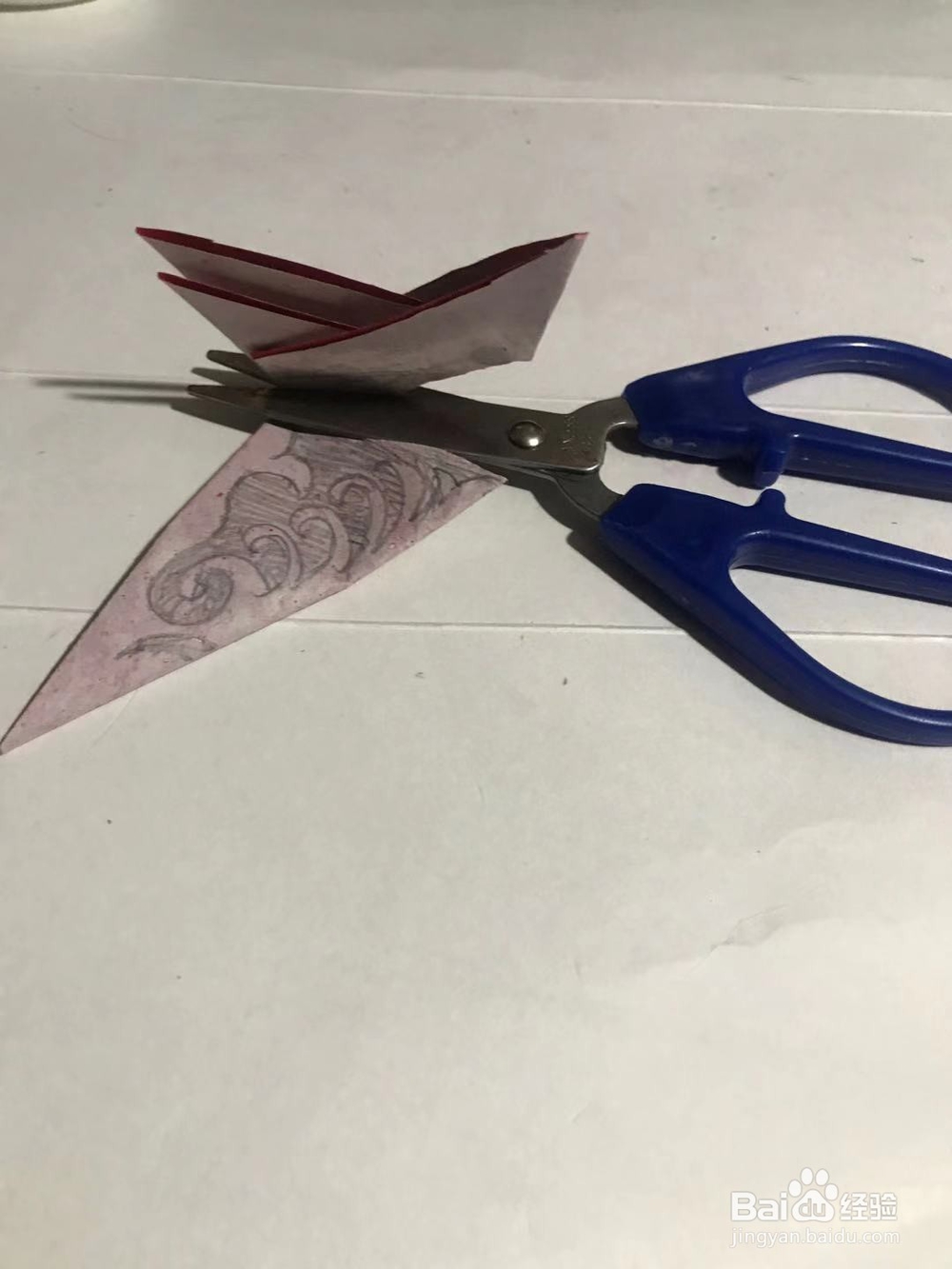 怎样用彩纸裁剪一副十二角窗花图案