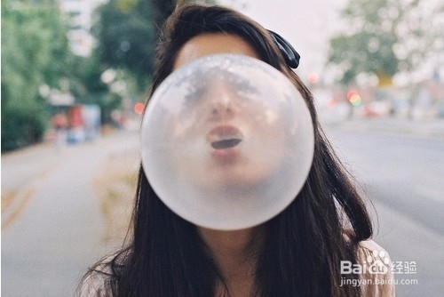 如何清洗衣服上的顽固污渍？