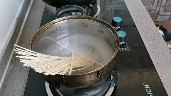 莴笋抱蛋清汤面