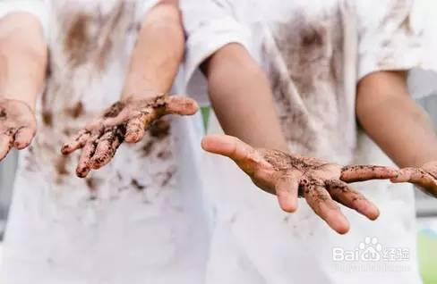 宝宝衣服上的污渍如何清理