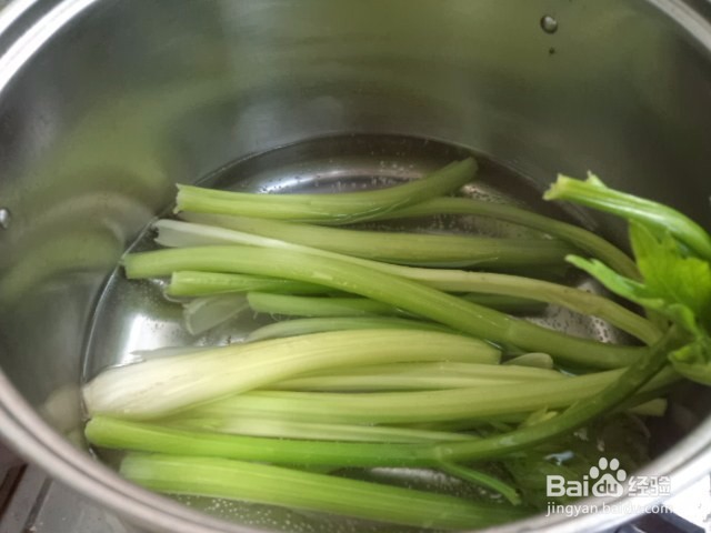 如何做出好吃的黑木耳拌芹菜