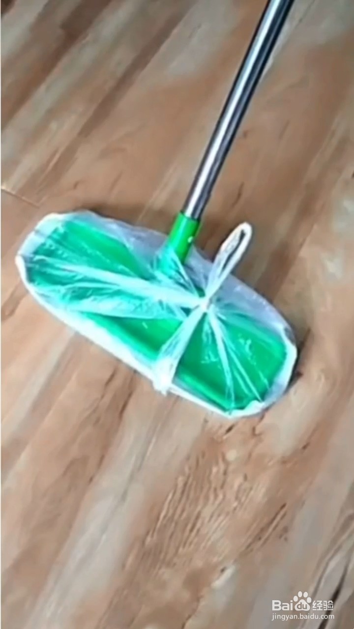 如何扫地上的头发？