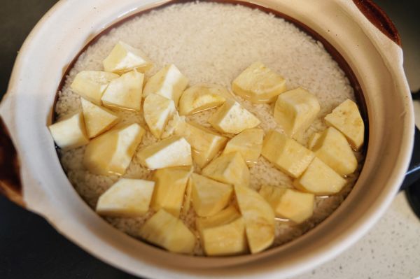 广式双拼腊味煲仔饭