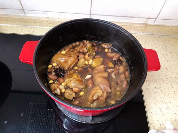 黄豆花生炖猪蹄