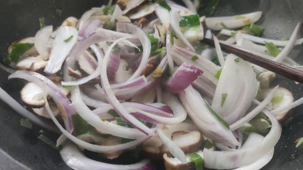 一人食~香菇鸡肉炖~极简美食