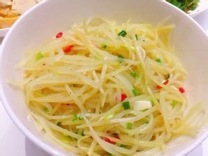 醋溜土豆丝的做法分享。