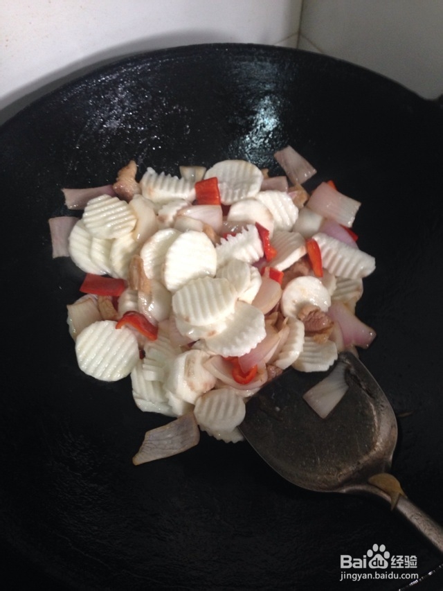 小朋友看着新奇的食物-干锅淮山