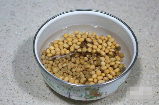 黄豆炖猪蹄多放点黄豆可以吗？会不会影响营养？黄豆不泡，直接和猪蹄放高压锅里炖可以吗