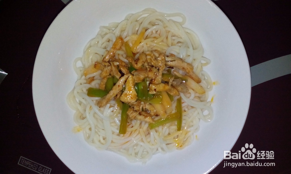 美味可口的麻辣鸡丝面