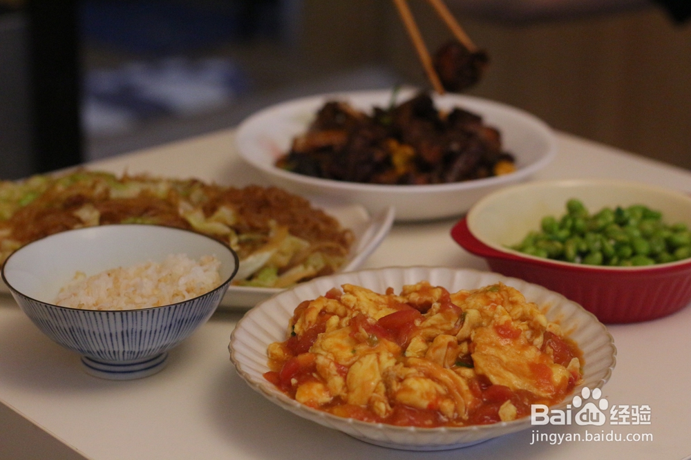 不费事做腊肉包菜粉丝