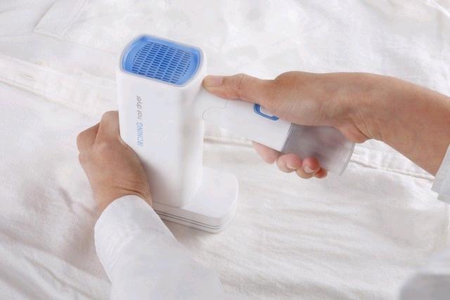 如何用吹风机代替熨斗