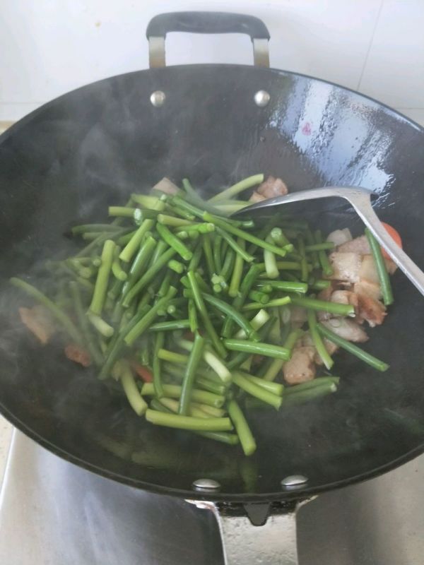 肉烧蒜苔(回锅肉版,下酒神菜)