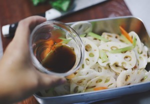 蒜油藕片的做法