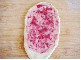 美味面包卷起来——蓝莓果酱面包卷