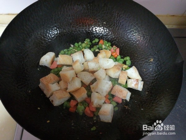 豆角丁炒面包的做法