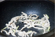 如何做酱爆酸菜肉丝