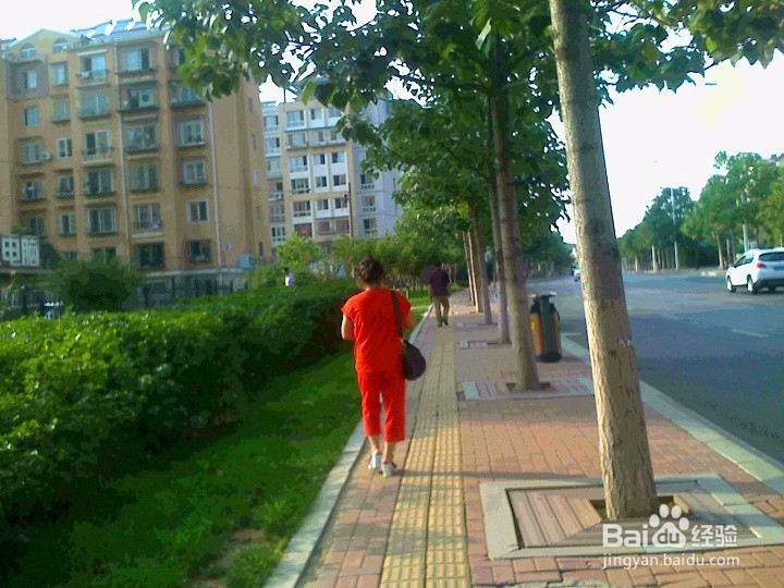 人行道路铺设要安全平坦
