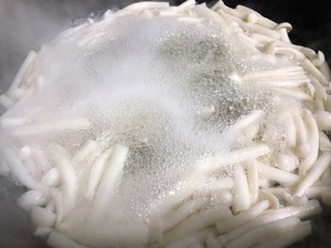 海鲜菇炒肉的做法