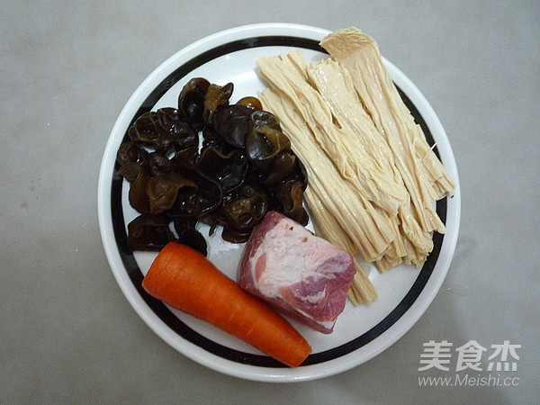 五花肉木耳烧腐竹