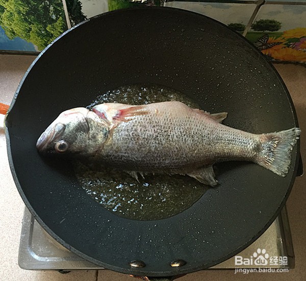 酱烧鲈鱼的做法