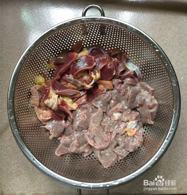 酸豆角炒鸡杂的做法