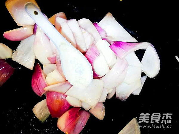 洋葱炒鸭蛋的做法