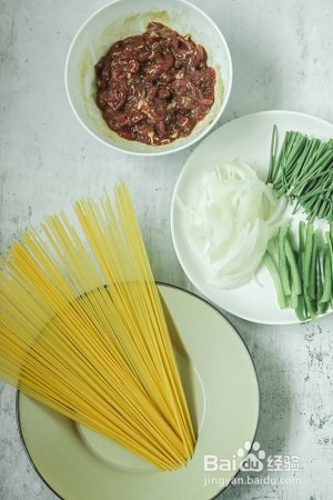 教大家黑椒牛柳炒面的做法