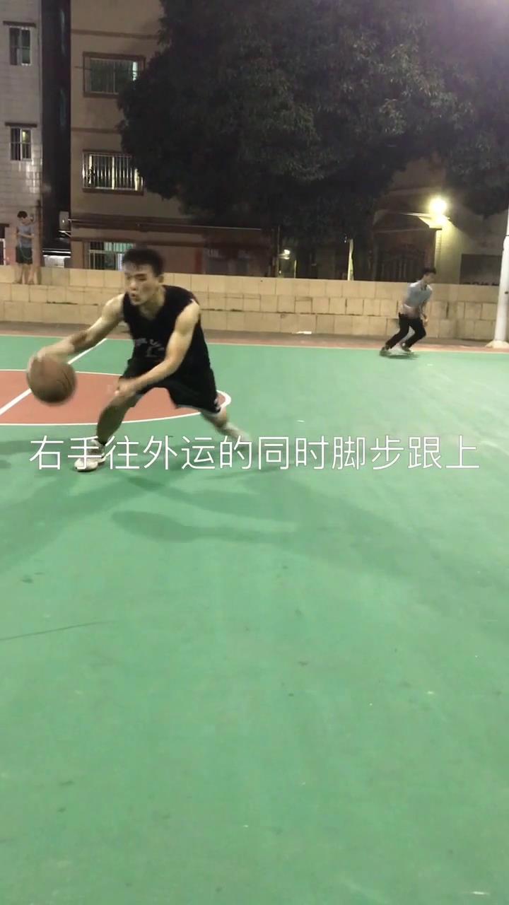 怎么运球轻松过人
