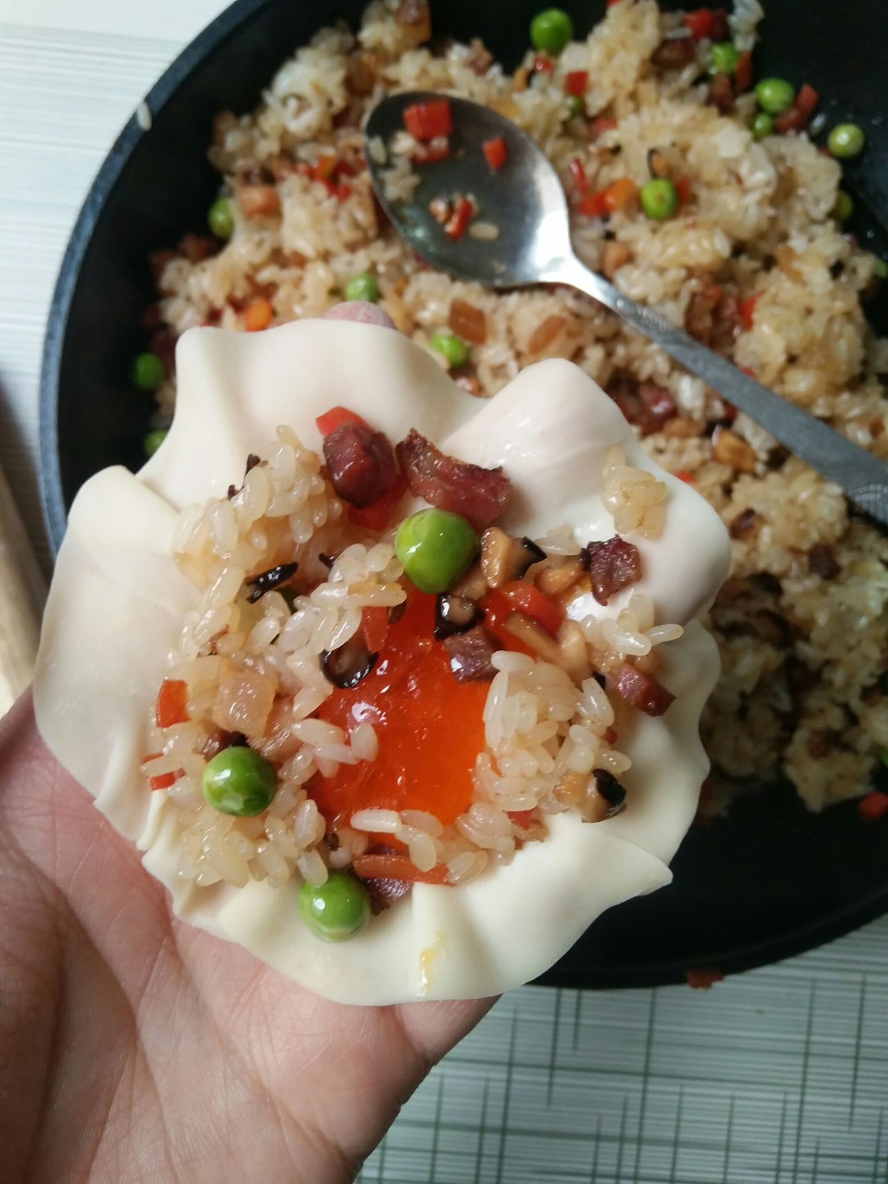 盐蛋黄烧麦制作，让您舌尖跳舞的美食！