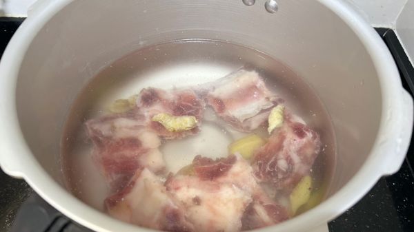 松茸白萝卜牛排骨汤