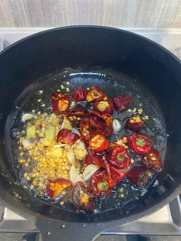 红汤酸菜肉丝米线