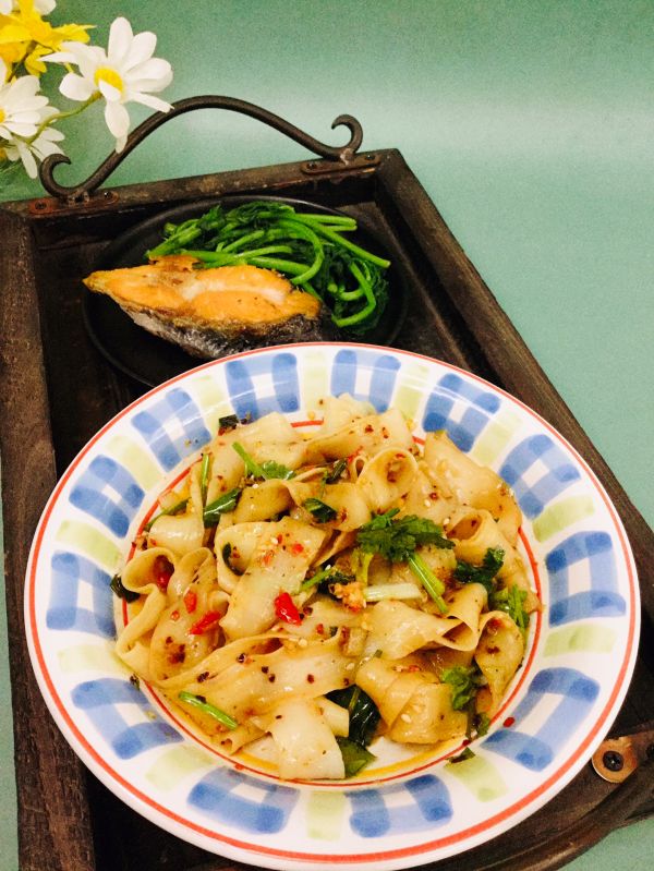 快手家常油泼刀削面